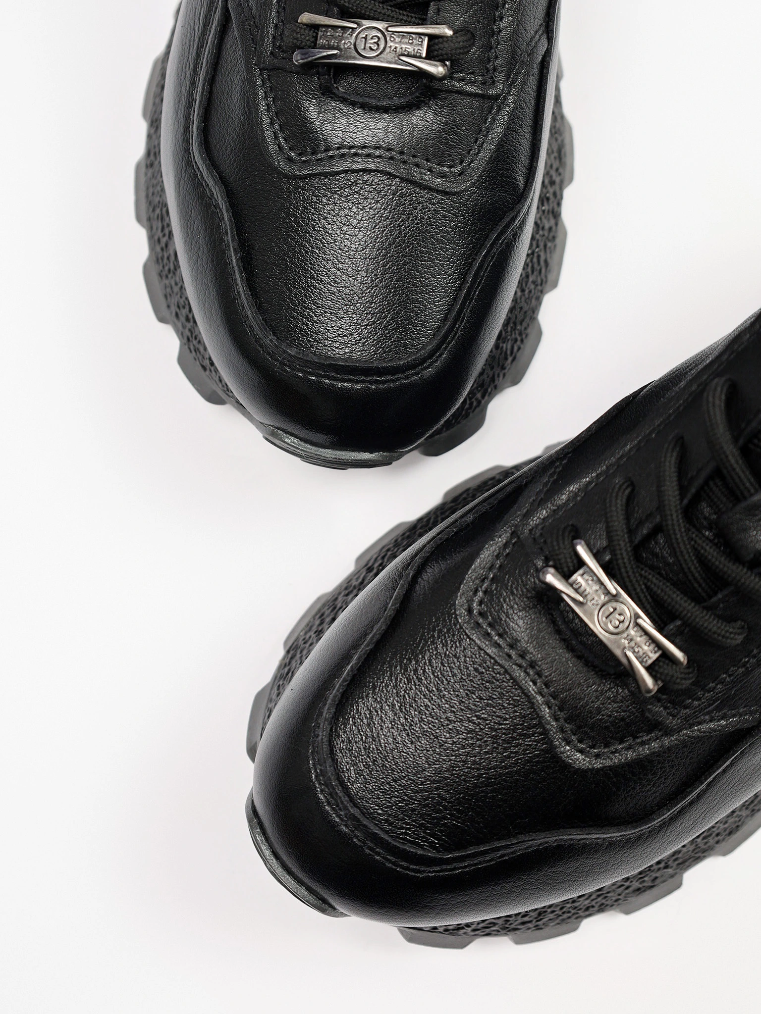 Кроссовки черного цвета с пряжкой на рельефной подошве 